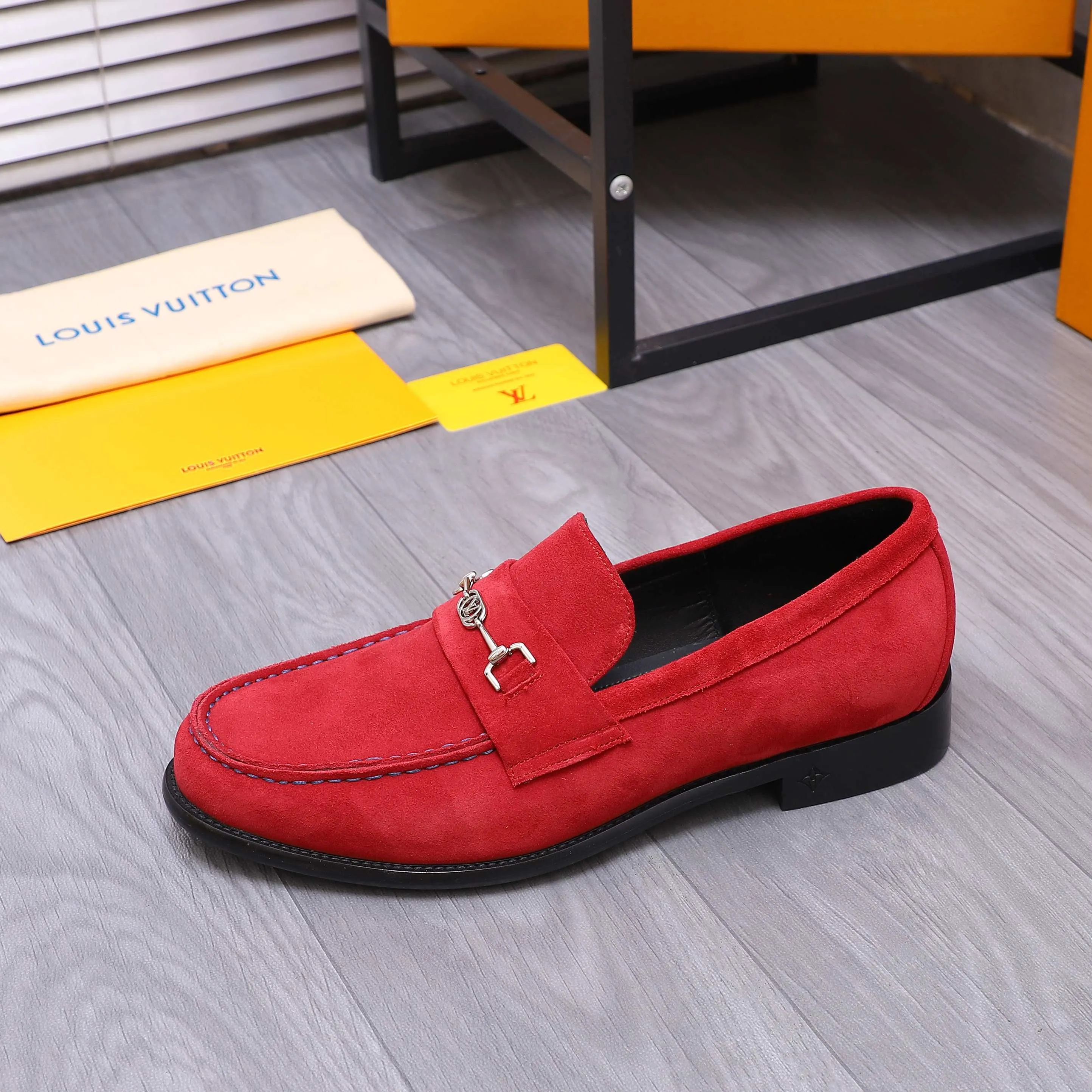 Men's shoes 💰660 Product trademark: LV [Louis Vuitton] business casual slip-on leather shoes, regular size. Size: 39-44 (38.45 custom-made, non-refundable) Product materials: Selected frosted cowhide upper, cowhide lining, original outsole